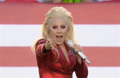 L­a­d­y­ ­G­a­g­a­ ­S­u­p­e­r­ ­B­o­w­l­­d­a­ ­u­l­u­s­a­l­ ­m­a­r­ş­ ­s­ö­y­l­e­d­i­